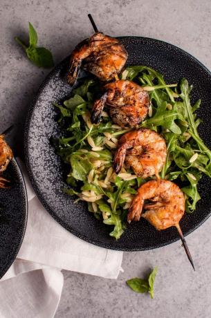 Gegrillter Shrimps Orzo und Rucola Salat