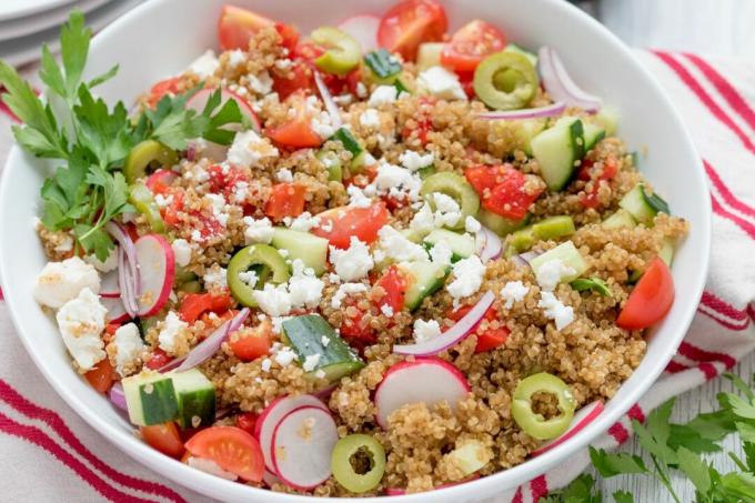 Græsk quinoa skål bred opskrift