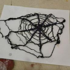 Spinnweben aus Zellulose und Faden