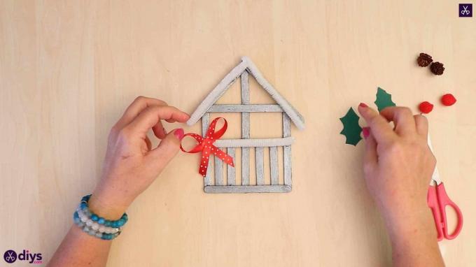 Popsicle stick huis ornament lijm accessoires toevoegen