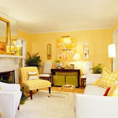 Żółte ściany z żółtymi siedzeniami w domu
