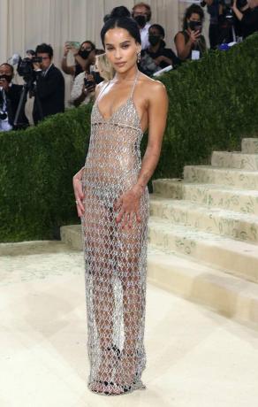 тенденция за голи рокли: Зоуи Кравтиз, носеща свети Лоран на Мет Гала 2021
