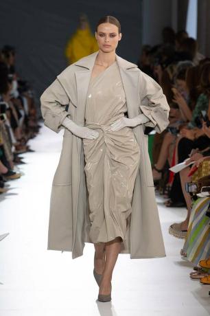Módní trendy jaro léto 2019: kabát, šaty, rukavice a lodičky Max Mara v béžovém tónu