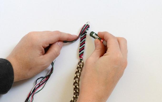 Pulseira da amizade enfeitada com corrente DIY - cola