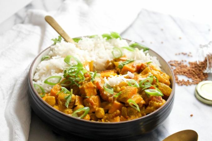 Przepis curry ze słodkich ziemniaków i ciecierzycy