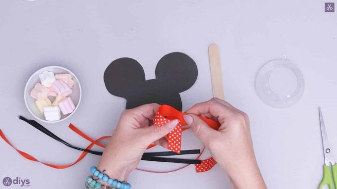 Suportul de bomboane DIY Minnie Mouse pasul 3a
