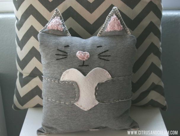 Almofadas de gato com orelhas e coração