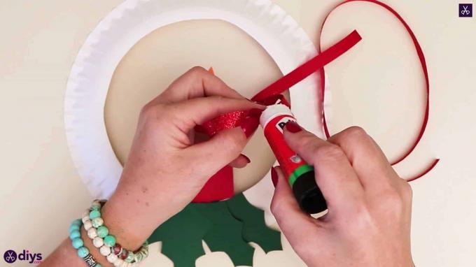 Couronne d'assiette en papier avec une colle à bougie