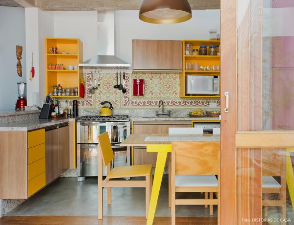 Sinepju dzeltenās tapetes virtuve