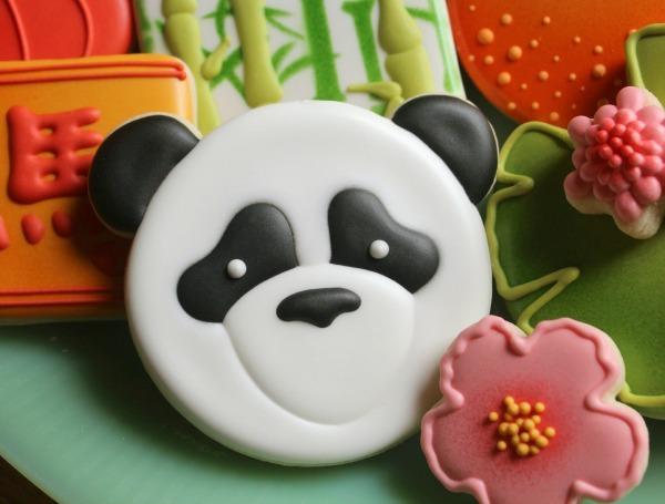Панда с бисквитки за лице