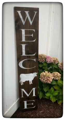 Ahşap çiftlik evi hoş geldiniz işareti