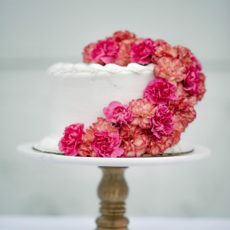 Топпер для торта из свежих цветов
