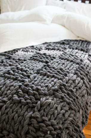 Одеяло плетеное в форме корзины