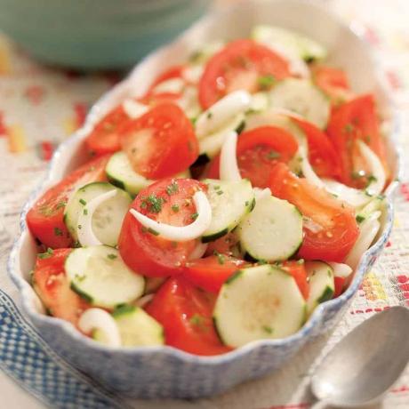 Salată de roșii, ceapă și castraveți de vară