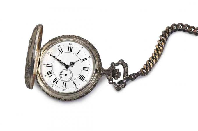 Antico orologio da tasca isolato