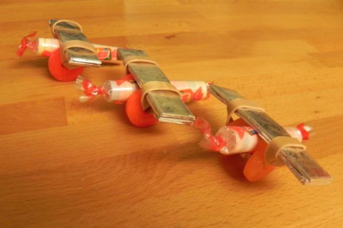 Самолеты из конфет и жевательных резинок