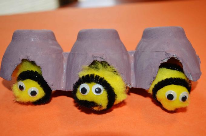 Пчелы с помпонами и ульи из картонных яиц