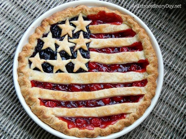 Kirsch- und Blaubeersterne und Streifen amerikanischer Flaggenkuchen ein außergewöhnliches Tagesnetz 