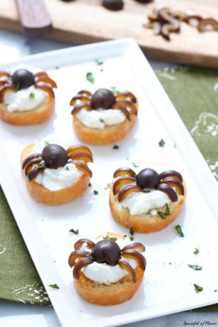 Crostini-s-šlehačkou-feta a Kalifornie-olivy