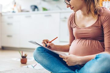 dibujo de mujer en cuaderno de bocetos