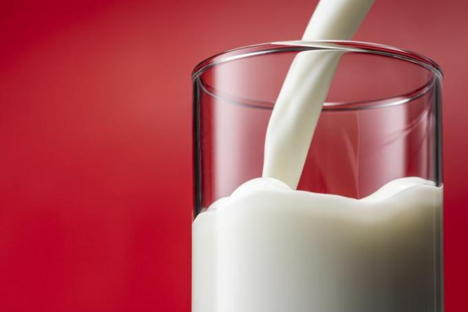 Cómo descongelar la leche cruda