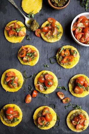 Gigitan pesto polenta dengan jaring bruschetta tomat 5