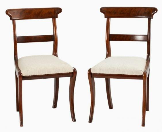 Par bočnih stolica sa sabljastim nogama s kraja 19. stoljeća