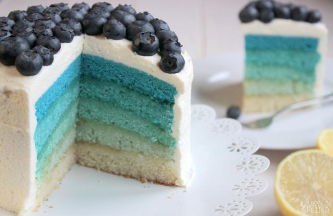 Kue obre biru dengan blueberry