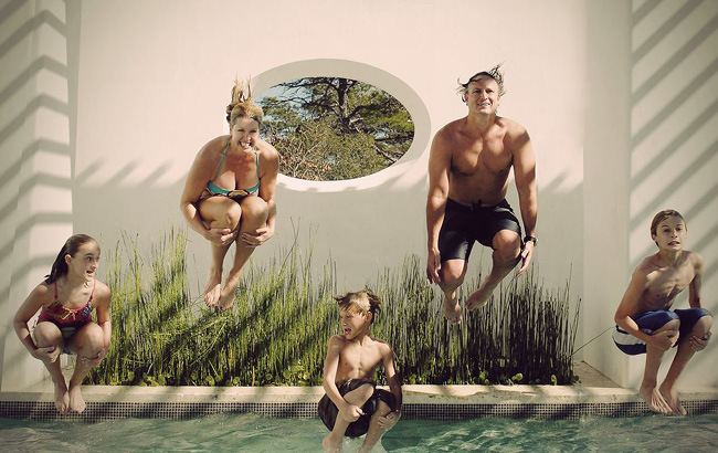 Семейная фотосессия с развлечениями в бассейне