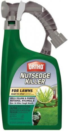 Siap menyemprotkan nutedge killer untuk halaman rumput