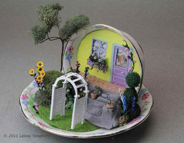 Vrtna vrtna vrtna četrtina v miniaturnem vrtnem prizoru v skodelici za čaj.