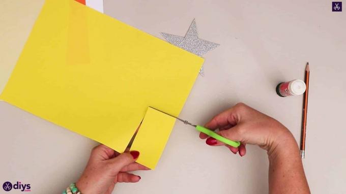 Papieren kaars op een ster legt geel papier neer