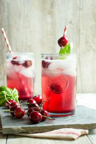 Refresco de cereza y albahaca