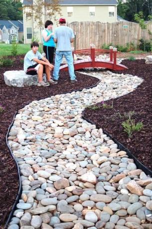 DIY sten trädgård med en bro