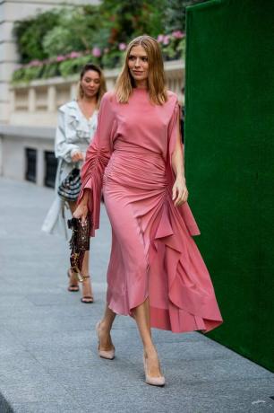 Υψηλή Ραπτική Εβδομάδα Μόδας στο Παρίσι street style Ιούλιος 2019: σομόν ροζ φόρεμα στην Elena Perminova