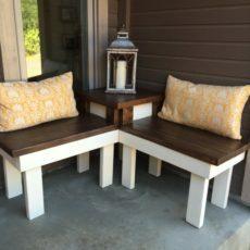 مقعد الشرفة الزاوية DIY مع طاولة مدمجة