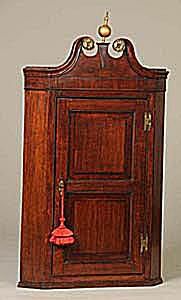 Pribl. Viseča kotna omara iz angleškega hrasta Chippendale iz sredine 18. stoletja