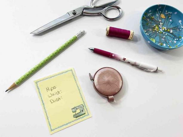 Nožnice, ceruzka, nite, špendlíky, označovací nástroj, meracia páska a papier