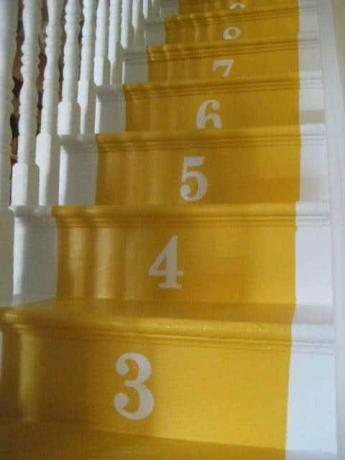 Kirkkaat numeroidut portaat