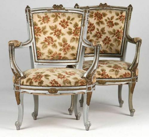 Sūkuriuokite kojas ant prancūzų Liudviko XV senovinių Fauteuil kėdžių