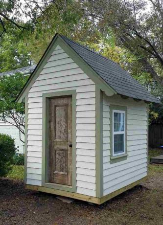 Mały domek z oknem i drzwiami Mały domek z oknem i drzwiami