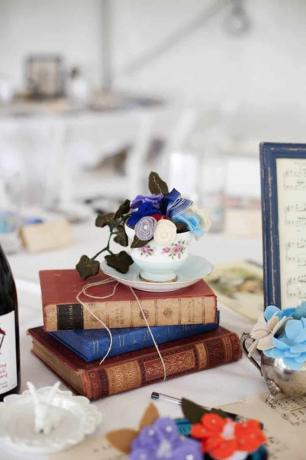 כוס תה וספרים מרכזי חתונה