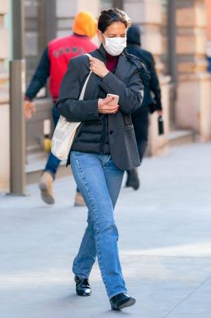 Stratificazione del gilet Uniqlo: Katie Holmes