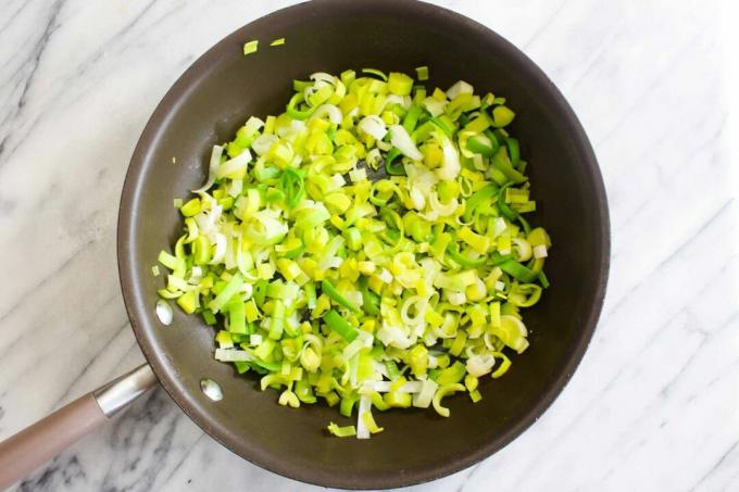 Jamur vegan dan daun bawang quiche head olive