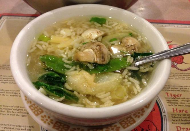 Sup nasi mendesis dengan udang, ayam, jamur, dan kacang hijau
