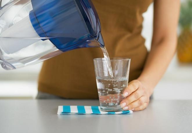 Klar gefiltertes sauberes Wasser im Vergleich zu Berkey-Wasserfiltern