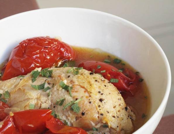 Задушено пиле на бавна готварска печка с домати