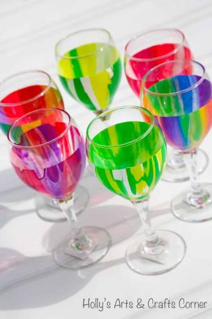 Nalijte si barevné sklenice na víno