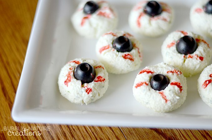 Creepy-Eyeball-Cheese-Balls-An-Easy-Предястие-или-Halloween-Snack-Idea-