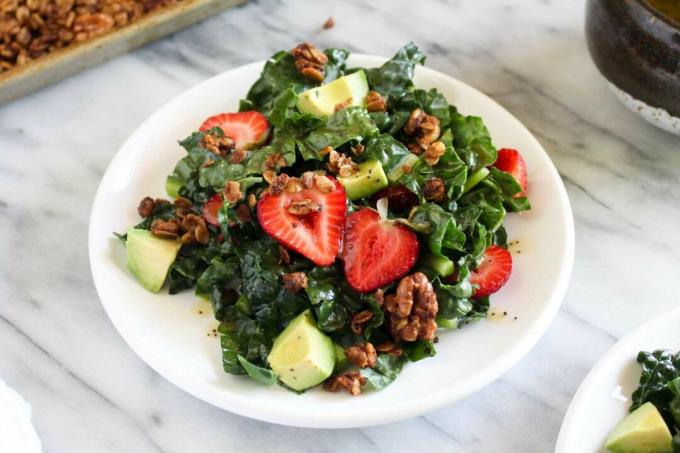 Salad kale alpukat stroberi dengan resep granola gurih